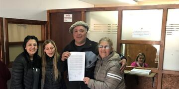 Vecinos autoconvocados con el Acta acuerdo firmado, Tolhuin Tierra del Fuego