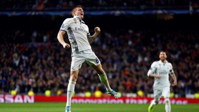 Real Madrid's Toni Kroos celebrates after scoring his side's second goal during the Champions League round of 16, first leg, soccer match between Real Madrid and Napoli at the Santiago Bernabeu stadium in Madrid, Wednesday Feb. 15, 2017. (AP Photo/Francis