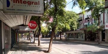 En el centro sanjuanino pueden verse muchos locales cerrados. Imagen de archivo.