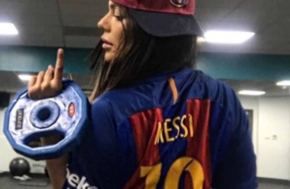 "Miss Bum Bum" le dedicó nuevas fotos hot a Lionel Messi
