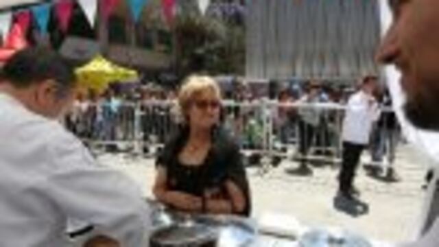 BAS001. BUENOS AIRES (ARGENTINA) 18/11/2016.- La Asociaciu00f3n de Heladeros Artesanales organizu00f3 hoy, 18 de noviembre de 2016, una venta especial a ser canjeada por bonos solidarios a favor de la fundaciu00f3n Garrahan, dedicada a la salud infantil, en el Obelisco de Buenos Aires (Argentina). EFE/DAVID FERNANDEZ