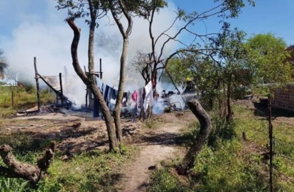Quedaron encerradas por el padre y el fuego calcinó una precaria vivienda con una mujer y sus dos hijas