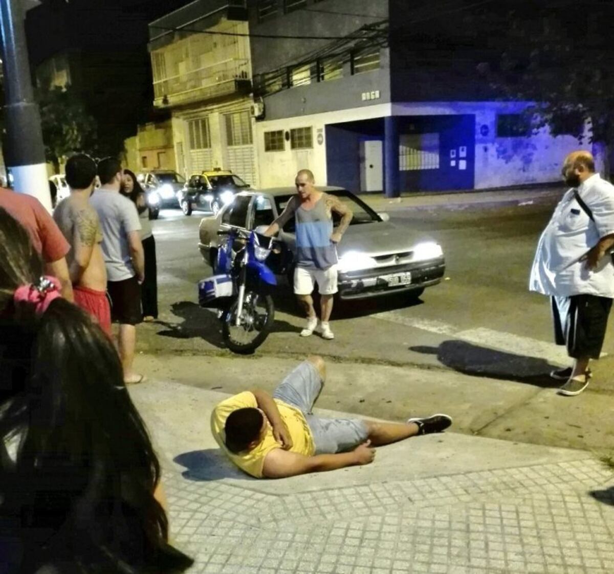 El delincuente chocó y fue retenido por los vecinos