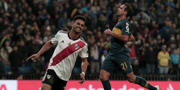 Carloz Izquierdoz se lamenta tras la definición de Gonzalo Martínez, que le dio la Copa Libertadores 2018 a River en el estadio Santiago Bernabéu de Madrid\u002E (AP Photo/Thanassis Stavrakis)