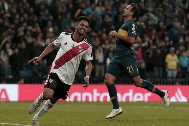 Carloz Izquierdoz se lamenta tras la definición de Gonzalo Martínez, que le dio la Copa Libertadores 2018 a River en el estadio Santiago Bernabéu de Madrid\u002E (AP Photo/Thanassis Stavrakis)