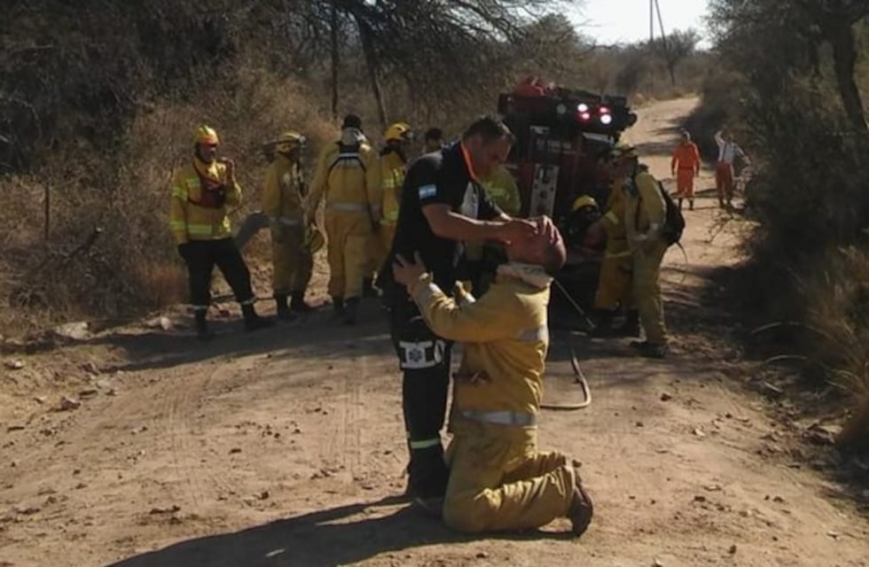 El héroe detrás de los héroes: la historia del paramédico que se hizo viral por asistir a bomberos