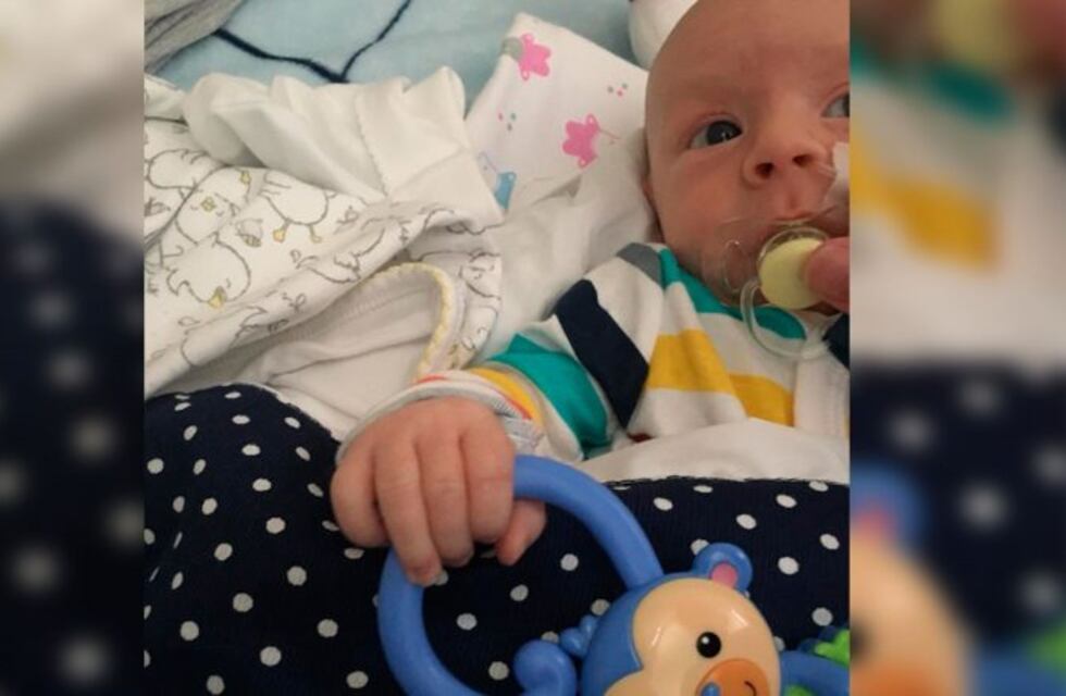 Desesperado pedido por el bebé de un mes que padece una extraña enfermedad