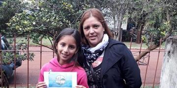 Katya Gianela Acosta (izquierda) junto a su madre, Silvia Baez (derecha)\u002E
