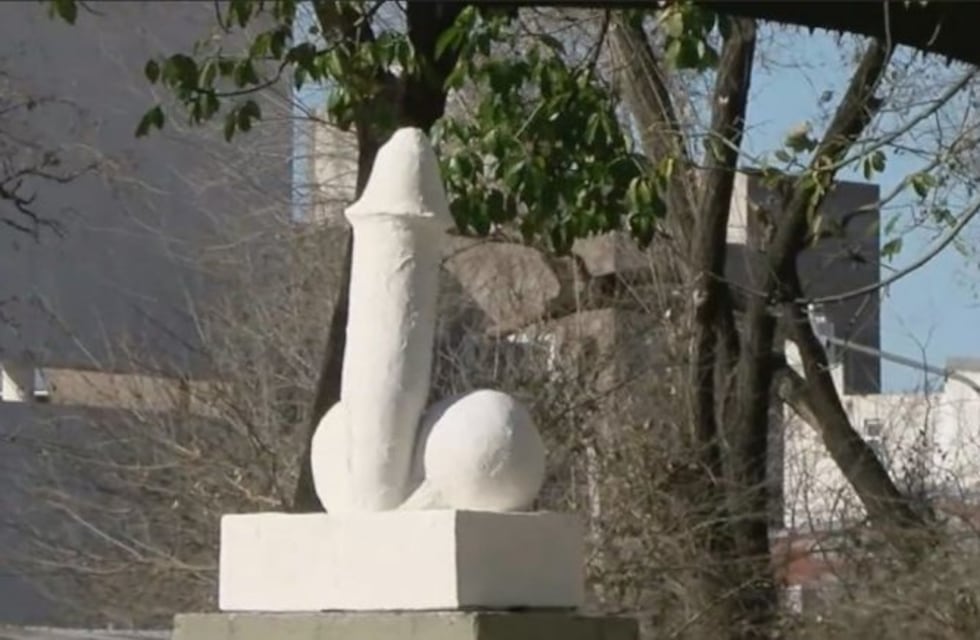 ¿Homenaje o mal gusto? Le hicieron una estatua al "Negro de Whatsapp" y estalló la polémica