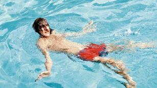 Charly García cumple 73 años: el día que saltó desde el balcón a la pileta en Mendoza y otras locuras.