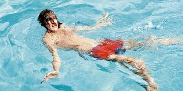 Charly García cumple 73 años: el día que saltó desde el balcón a la pileta en Mendoza y otras locuras.