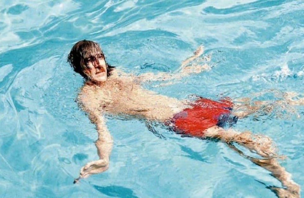 Charly García cumple 73 años: el día que saltó desde el balcón a la pileta en Mendoza y otras locuras