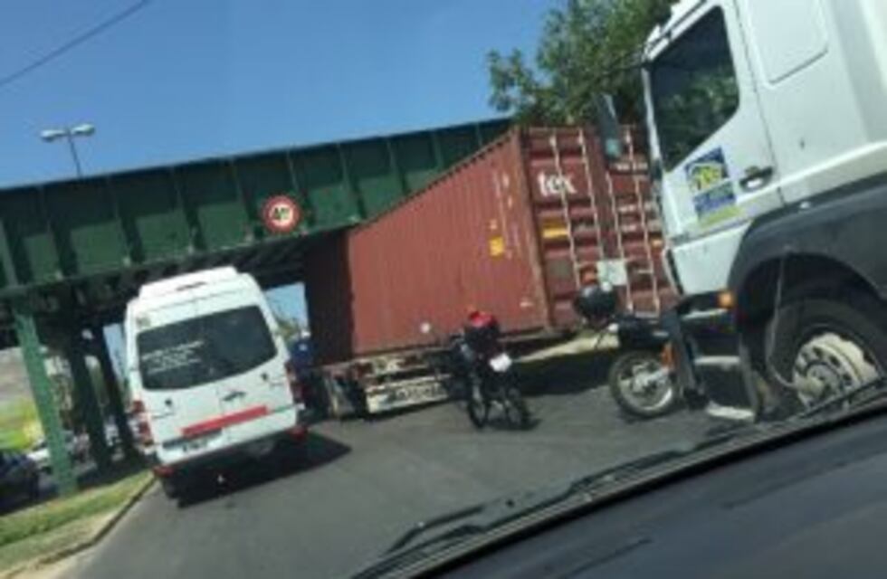 Un camionero calculó mal y dejó un contenedor clavado bajo un puente