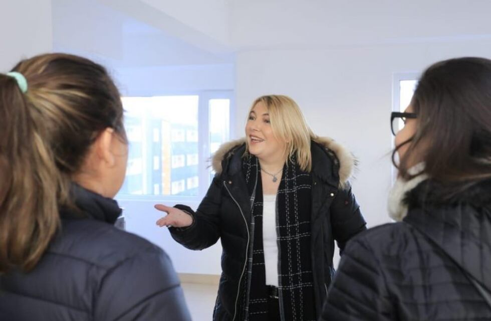 Bertone entregó viviendas a profesionales de la salud