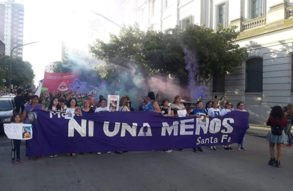 Santafesinas recrearon la performance viral de "Un violador en tu camino"