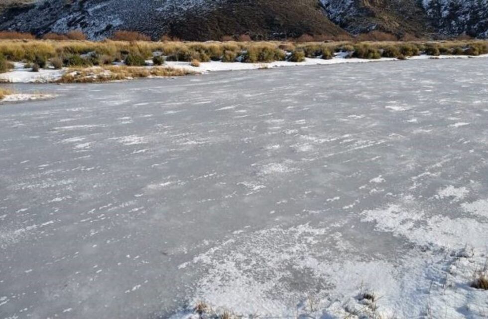 Por el frío y las nevadas, se congeló un río en Pilcaniyeu