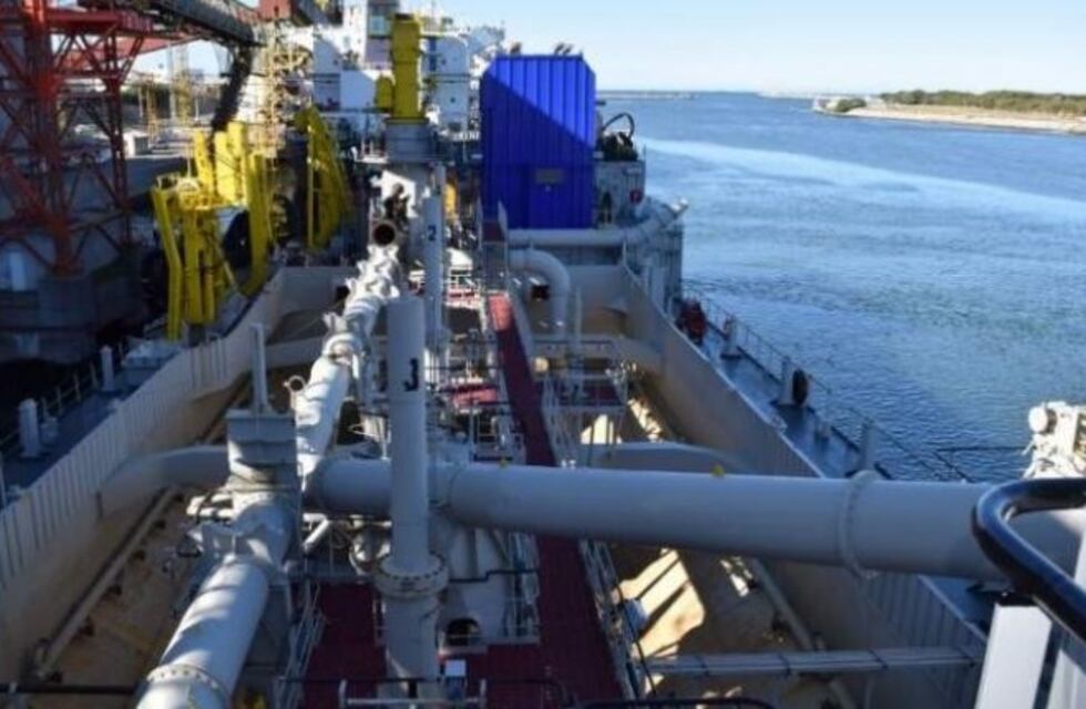 La draga de Jan de Nulya comenzó su movilización hacia Puerto Quequén