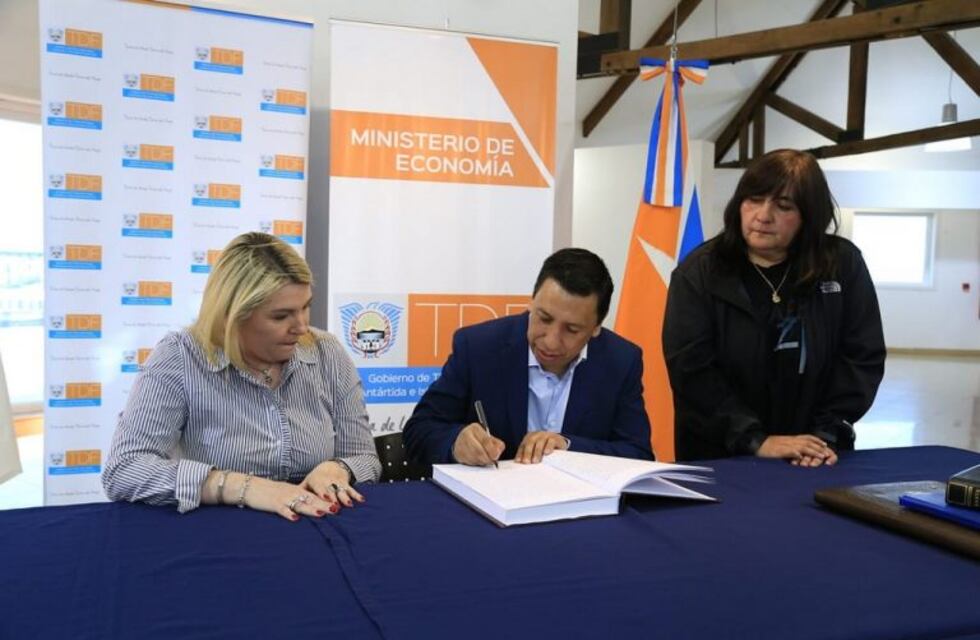 Bertone tomó juramento a Mauricio Figueroa como nuevo Secretario de Gabinete y evaluación de políticas públicas