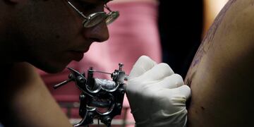 Un hombre engañó a su esposa y se hizo un tatuaje horrible para que lo perdone