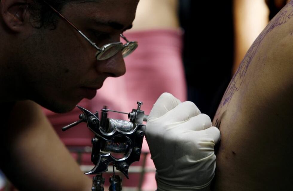 Un hombre engañó a su esposa y se hizo un tatuaje horrible para que lo perdone
