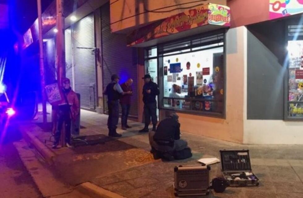 Se abalanzó sobre un motochorro que amenazó disparar a su familia