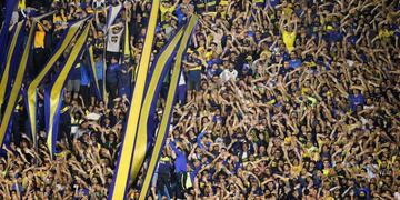 Fans de Boca Juniors en la Bombonera\u002E (Foto: Natacha Pisarenko/AP)