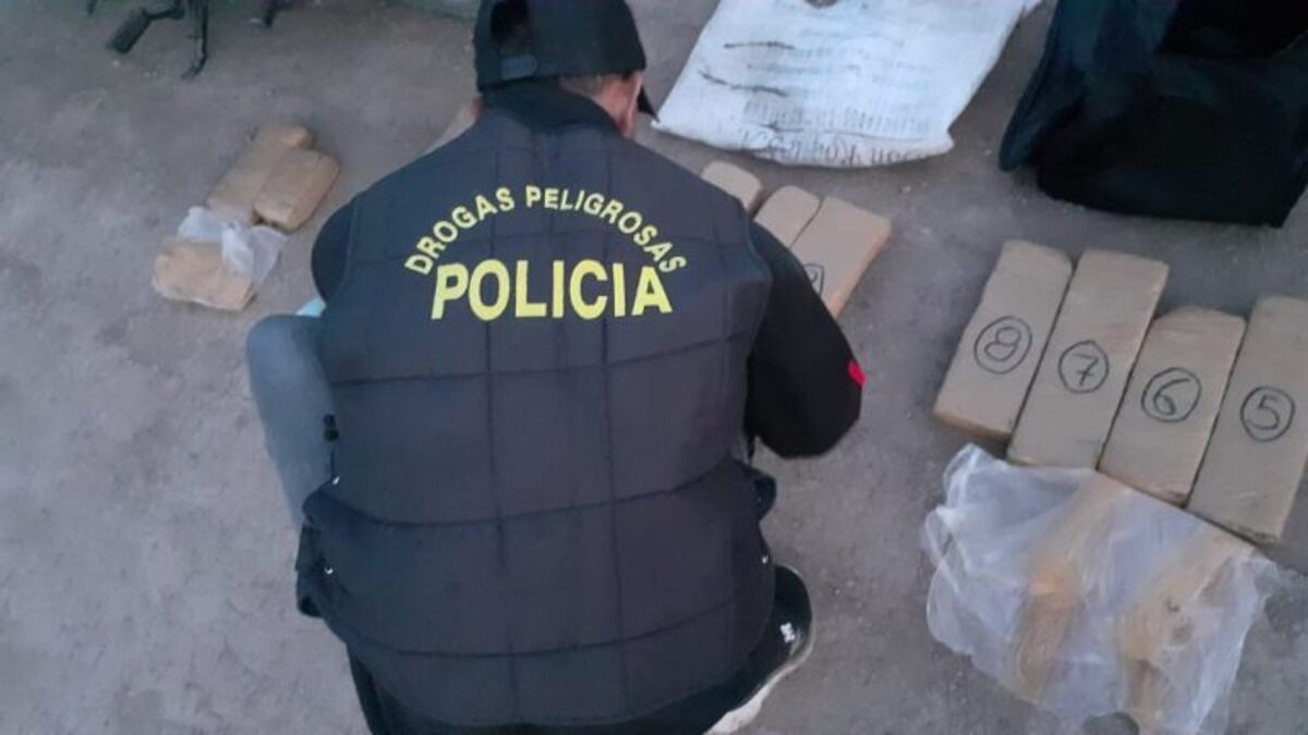 Dejaron tirados más de 13 kilos de marihuana para que no los atrapen\u002E (Web)\u002E