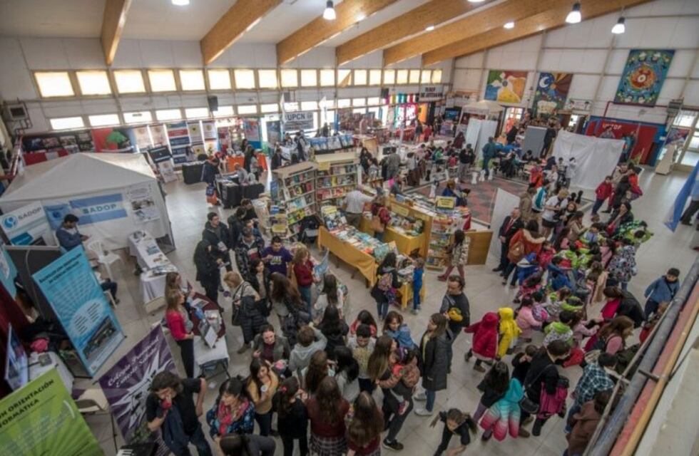 Se lleva a cabo la 23º edición de la Feria del Libro en Ushuaia