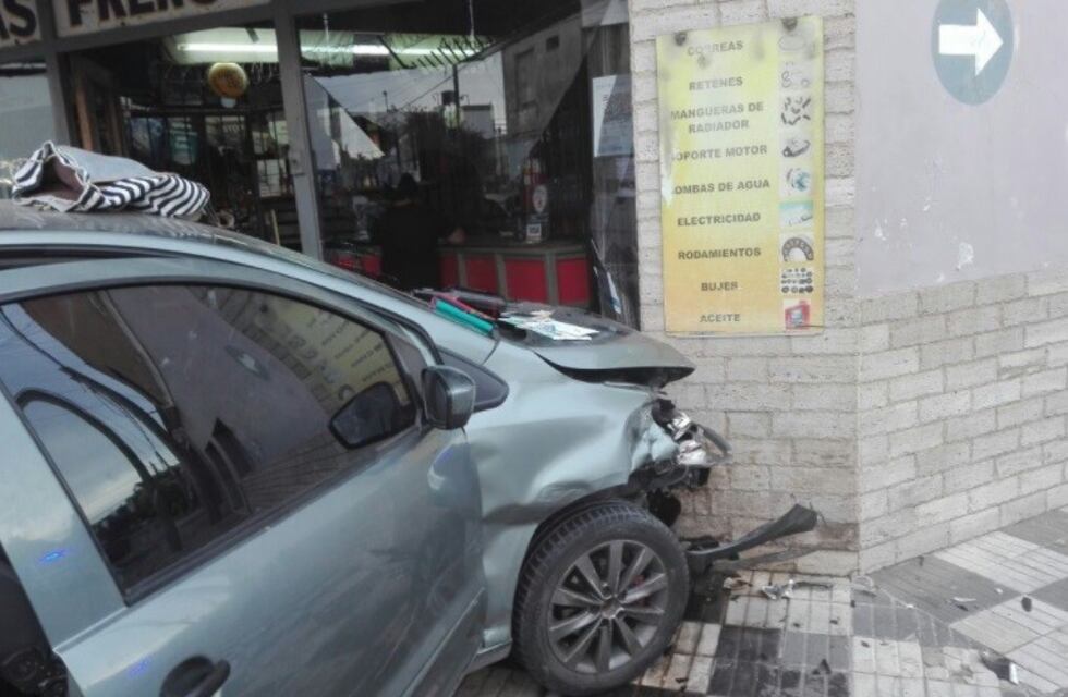 Un conductor alcoholizado chocó, huyó y volvió a colisionar en zona norte