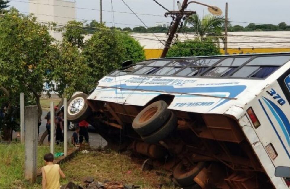 Ciudad del Este: colectivo sin frenos impactó contra una columna y el conductor terminó herido