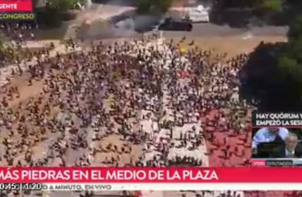 Reforma previsional: Así quedó rodeado un grupo de policías por los manifestantes