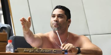 El diputado paraguayo Jorge Britez se sacó la camisa en plena Asamblea para pedir reapertura comercial con Brasil