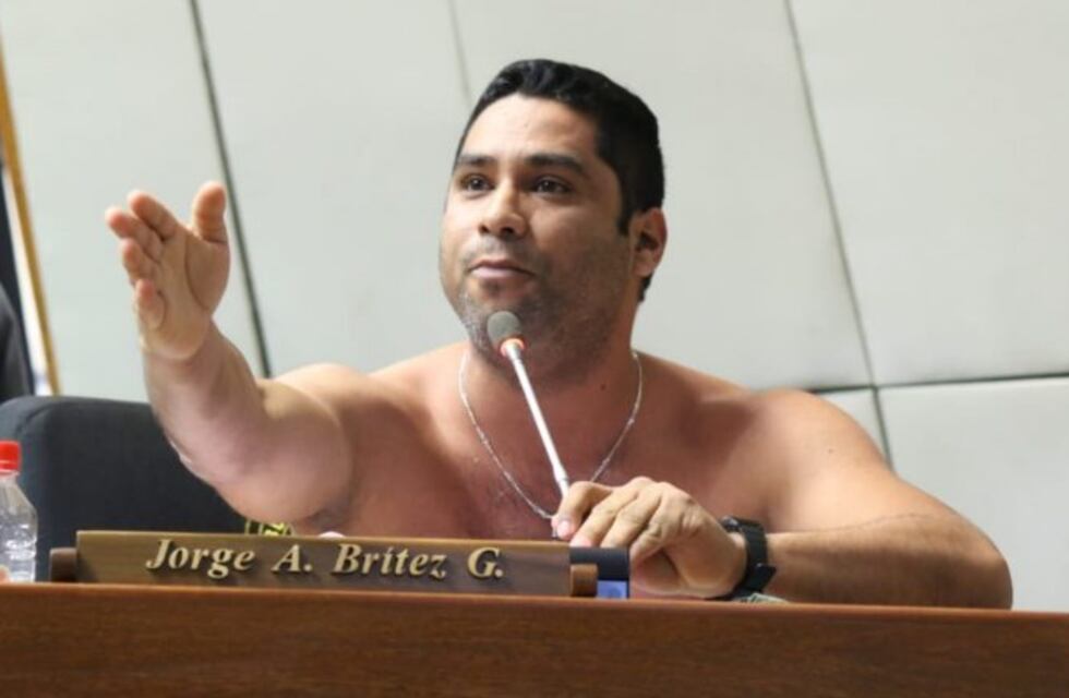 Un diputado paraguayo se sacó la camisa en plena Asamblea para pedir reapertura comercial con Brasil