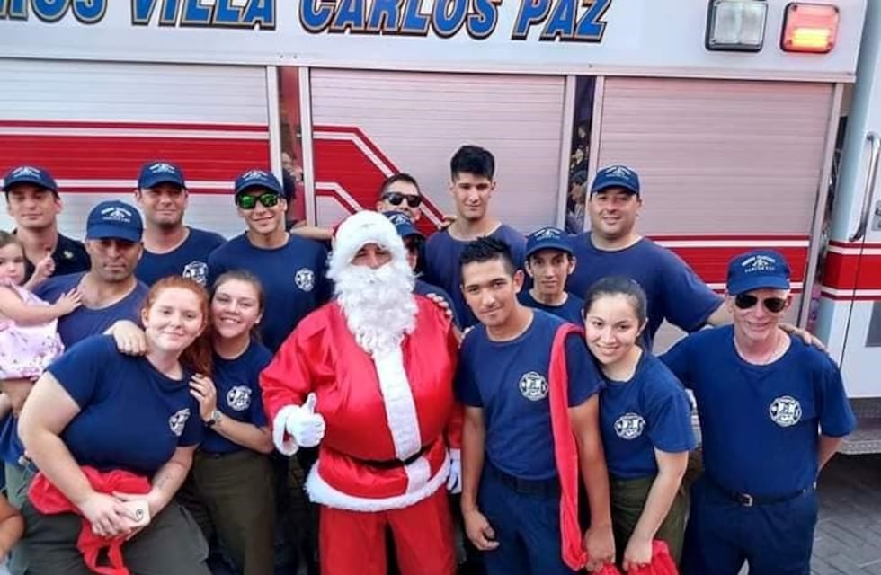 "Papá Noel Bombero" y su especial recorrido por el centro de Carlos Paz