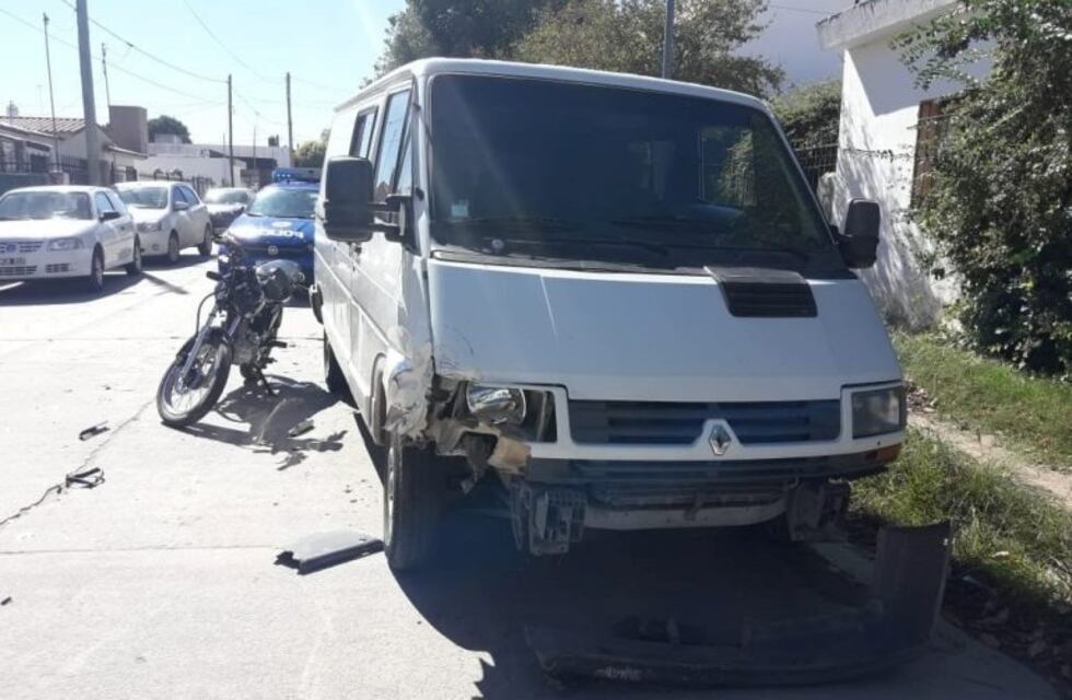 Intentó ingresar a una calle en contramano y lo chocaron