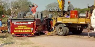El vehículo quedó dado vuelta antes de llegar al balneario municipal\u002E (@sauceviejohoy)