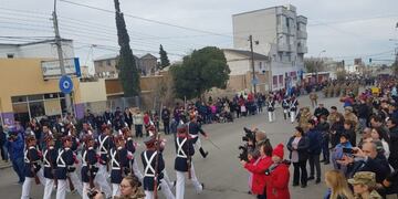 El público acompañó el desfile cívico militar\u002E