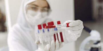 22/04/2020 Imagen de recurso (banco de imágenes) en el que se aprecia a una investigadora mostrando pruebas de muestras de coronavirus\u002E POLITICA ESPAÑA EUROPA COMUNIDAD VALENCIANA FAUSTFOTO/REMITIDA ITENE