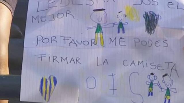 El cartel apareció durante la transmisión del encuentro en el Gigante de Arroyito\u002E (@conanledesma)