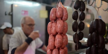 Chorizos y morcillas\u002E (AFP PHOTO / EITAN ABRAMOVICH)