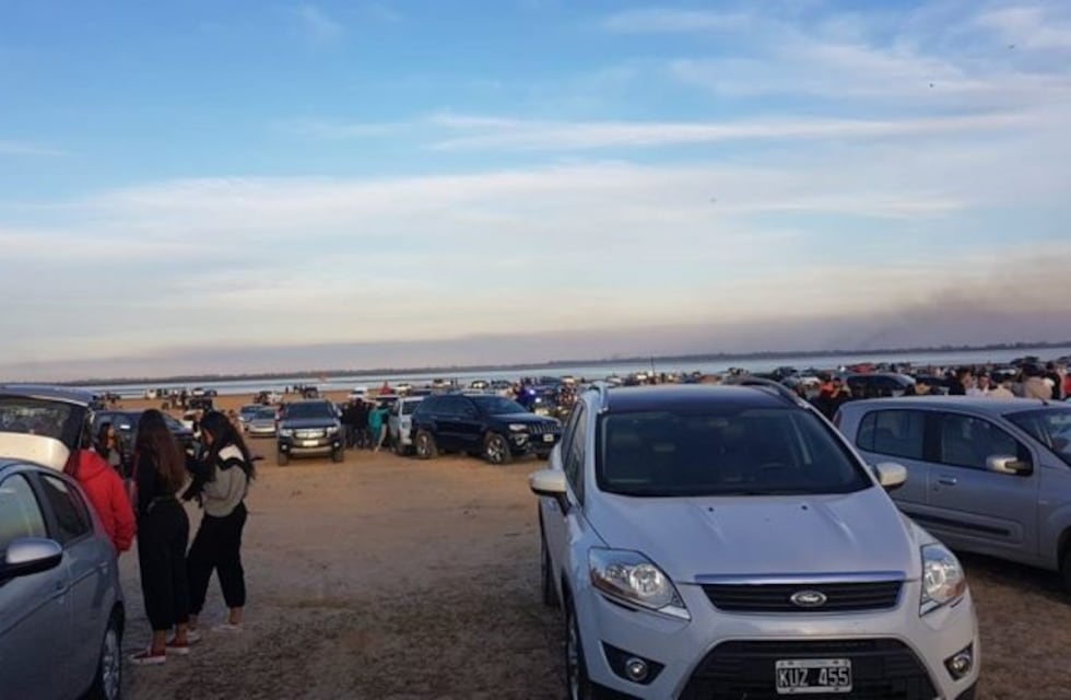 Fiesta ilegal en plena playa al parecer tuvo a una finalista de Corte y Confección como invitada