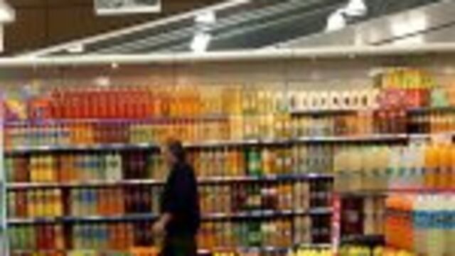 BS01. BUENOS AIRES (ARGENTINA), 10/05/2016.- Consumidores argentinos realizan hoy, martes 10 de mayo de 2016, compras en supermercados de Buenos Aires (Argentina). Asociaciones en defensa del consumidor de Argentina convocaron a un nuevo boicot contra los grandes supermercados en protesta por la escalada de precios en el pau00eds. EFE/David Fernu00e1ndez buenos aires  supermercados suba de precios boicot asociacion defensa consumidor boicot aumento de precios inflacion supermercados