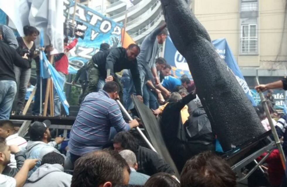 Susto en Córdoba: se desplomó el escenario del acto de protesta de los gremios estatales
