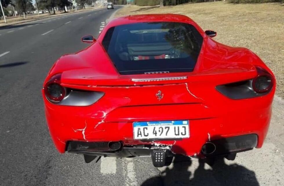Chocaron de atrás en Córdoba a una Ferrari valuada en...¡u$s 740 mil!