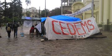 Carpa del Cedems frente a la plaza