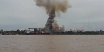 La explosión se produjo en un sector de la planta de la empresa Cofco, ex Nidera, en Puerto San Martín (@javier_viola)