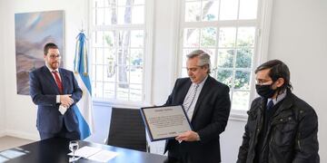 FILED - 14 July 2020, Argentina, Buenos Aires: Ariel Eichbaum (L), head of the AMIA Jewish centre, and Argentine President Alberto Fernandez take part in a meeting with Julio Cesar Barreiros, father of a victim of the 1994 bombing of a Jewish community centre that claimed 85 lives in Buenos Aires\u002E Eichbaum called for international action against Hezbollah and Iran for their alleged involvement in the attack\u002E Photo: Esteban Collazo/Presidencia argentina/dpa - ATTENTION: editorial use only and only if the credit mentioned above is referenced in full