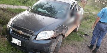 Muere un conductor al chocar contra una alcantarilla\u002E (Web)\u002E