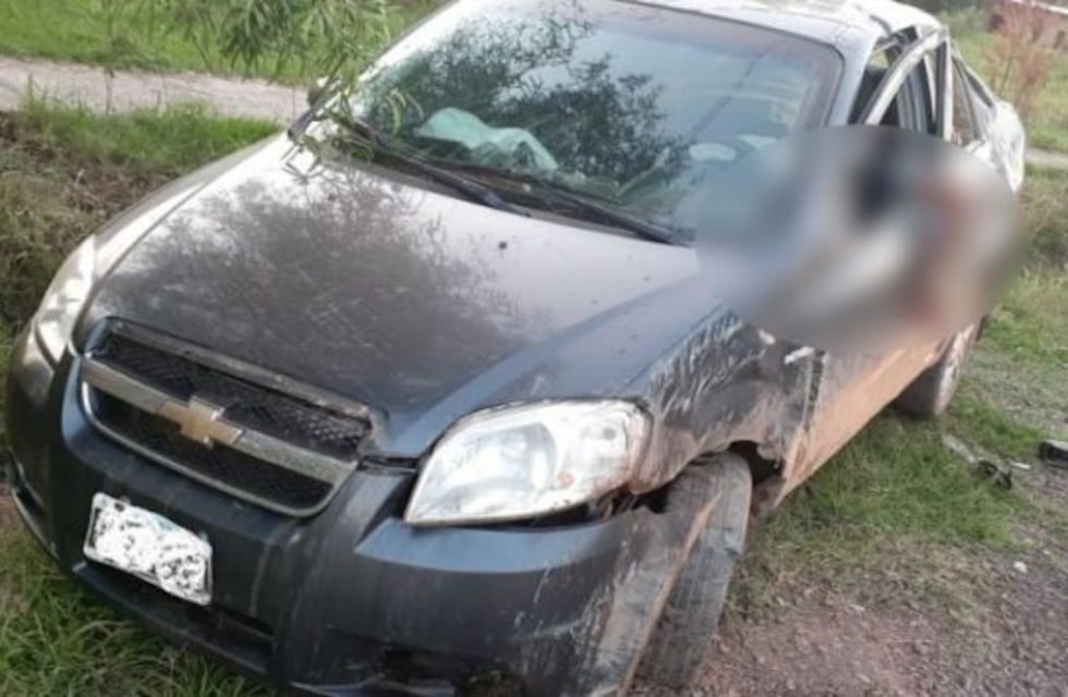 Muere un conductor al chocar contra una alcantarilla