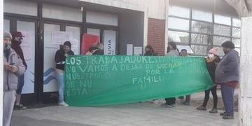 Ex trabajadores municipales se encadenan a las puertas del municipio